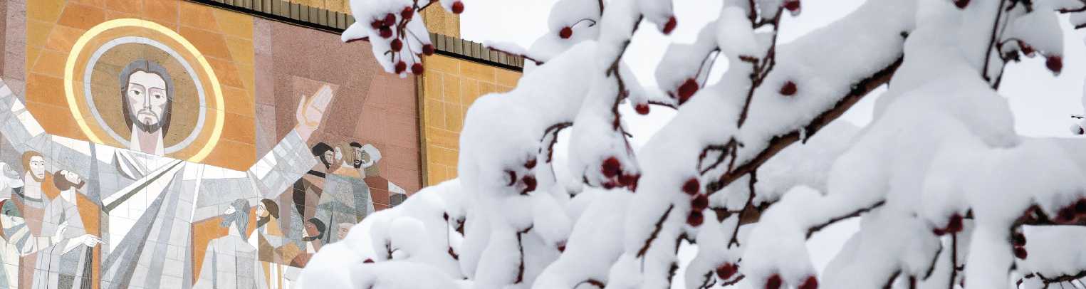 Seasonal winter banner image of Hesburgh Library